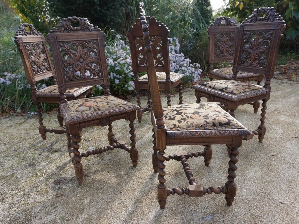 stoelen-kasteelstoelen-renaissance-zwarte-woud-houtsnijwerk-druiven-bladeren-black-forest-castle-dining-chairs