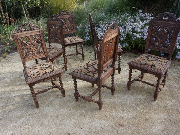 stoelen-kasteelstoelen-renaissance-zwarte-woud-houtsnijwerk-druiven-bladeren-black-forest-castle-dining-chairs