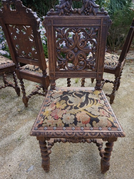 stoelen-kasteelstoelen-renaissance-zwarte-woud-houtsnijwerk-druiven-bladeren-black-forest-castle-dining-chairs