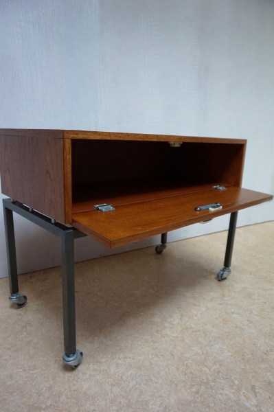 tafeltje-platenspeler-muziekinstallatie-vintage-audio-meubel-audiomeubel-lp-kastje-Pastoe-Cees-Braakman-04
