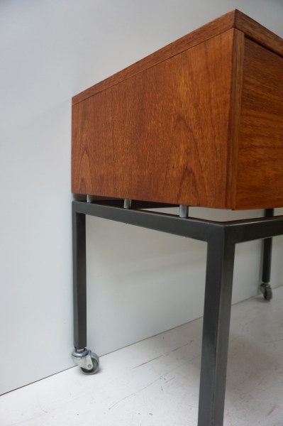 tafeltje-platenspeler-muziekinstallatie-vintage-audio-meubel-audiomeubel-lp-kastje-Pastoe-Cees-Braakman-10