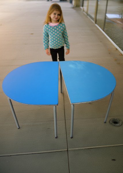 Willy van der Meeren-Vintage-Tubax-formica-halve-maan-kinder-tafeltjes-bureautjes-blauwe-ronde-horeca-tables-semi-circular