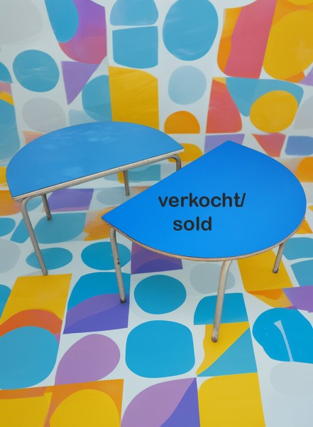 tubax-halve-maan-kinder-tafel-bureau-vintage-Belgisch-blauw-kinderbureau-1