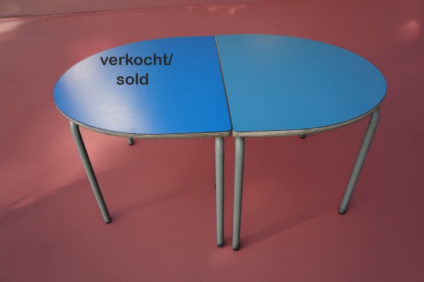 tubax-halve-maan-kinder-tafel-bureau-vintage-Belgisch-blauw-kinderbureau