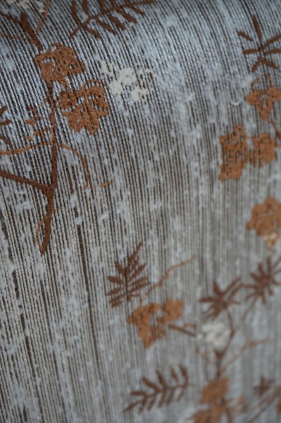 vintage-behang-extra-breed-1-meter-textielbehang-zijdebehang-linnenbehang-antiek-bladeren-takken-bruin-wallpaper-00004