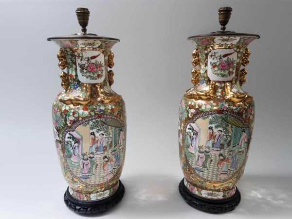 Set van twee handbeschilderde Chinese porseleinen vazen gemonteerd als lampenvoeten op traditionele houten voeten