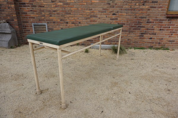 vintage-dokterstafel-behandeltafel-Manubelge-Gembloux-industriel-metalen-onderstel-tafel-smalle-00011