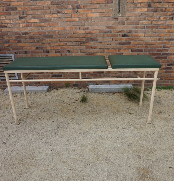 vintage-dokterstafel-behandeltafel-Manubelge-industriel-metalen-onderstel-tafel-smalle-00005