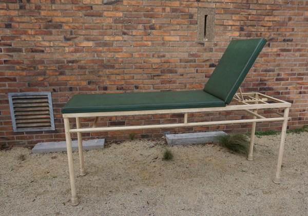 vintage-dokterstafel-behandeltafel-Manubelge-industriele-metalen-onderstel-tafel-smalle-