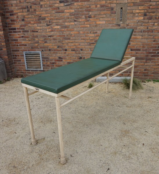 vintage-dokterstafel-behandeltafel-Manubelge-industriele-metalen-onderstel-tafel-smalle-