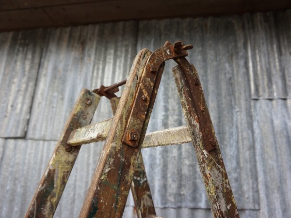 vintage-houten-dubbele-ladder-industrieel-schildersladder-glazenwasser-wooden-échelle-double-Alboom-Wetteren