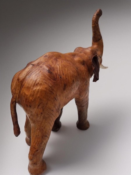 vintage-leather-elephant-sculpture-leren-olifant-glazen-ogen-glass-eyes-safari-bohemian-British-colonial-style-old-00005