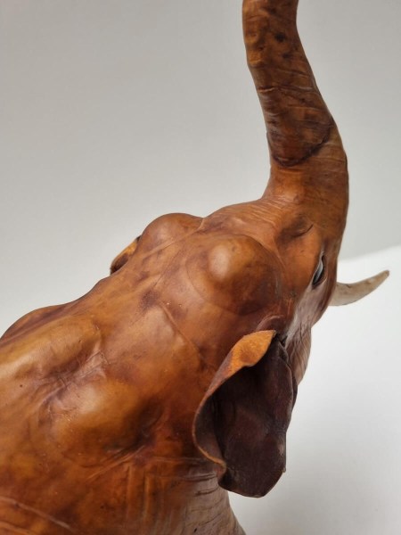 vintage-leather-elephant-sculpture-leren-olifant-glazen-ogen-glass-eyes-safari-bohemian-British-colonial-style-old-00006