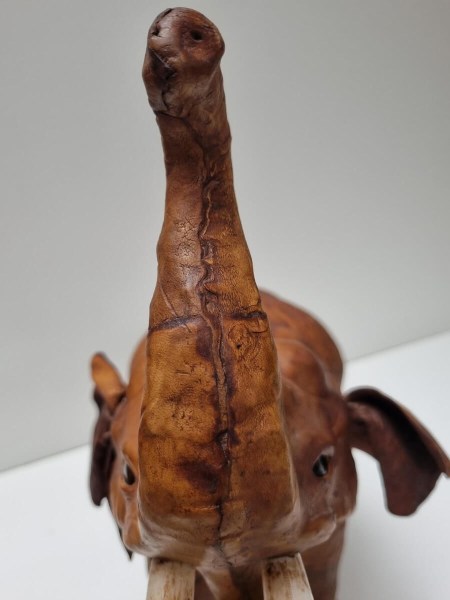vintage-leather-elephant-sculpture-leren-olifant-glazen-ogen-glass-eyes-safari-bohemian-British-colonial-style-old-00007