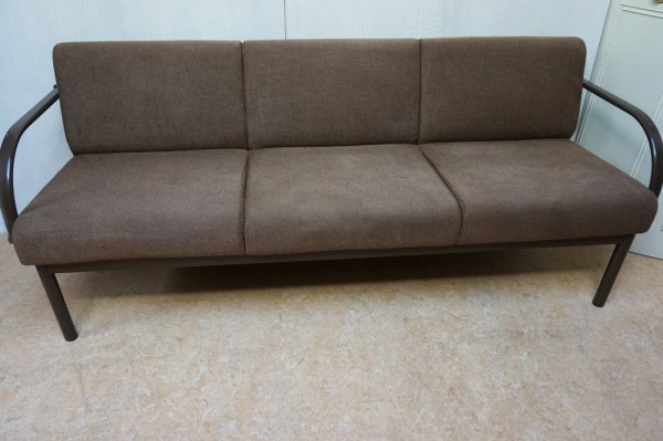 vintage-retro-bruin-bank-3-zits-wachtkamerbank-stalen-frame-metal-three-seat-sofa-brown-fabric-06