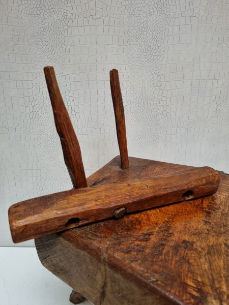 wabi-sabi-kinder-stoeltje-primitief-doorleefde-patine-handmade-small-chair-children-rustic-weathered-00007