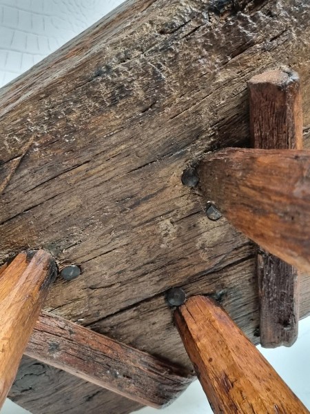 wabi-sabi-kinder-stoeltje-primitief-doorleefde-patine-handmade-small-chair-children-rustic-weathered-00013