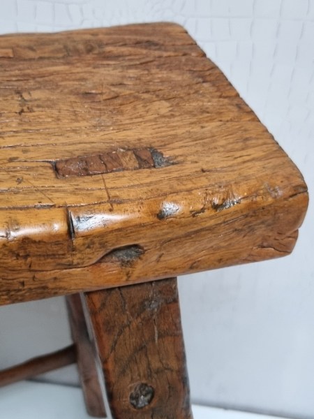 wabi-sabi-krukje-primitief-doorleefde-patine-handmade-stool-rustic-weathered-00004