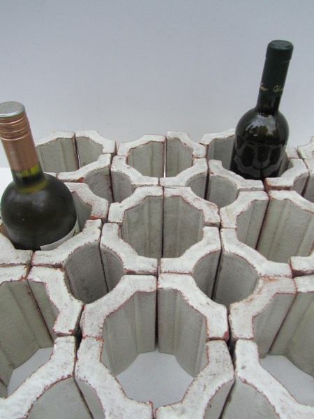 wijnkelder-wijnwand-wijnwinkel-vintage-wijnen-wijnopslag-interieur-tegels-kasteelwijn-antieke-wine-storage-cellar