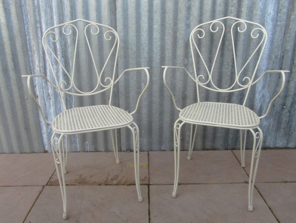 Witte, brocante, ijzeren, armstoelen