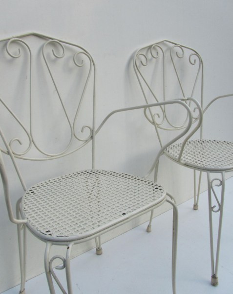 Witte, brocante, ijzeren, armstoelen