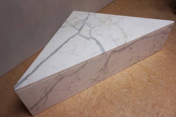 witte-marmeren-hoektafel-hoek-salontafel-vintage-white-marble-cornertable-triangle-coffee-table-Carrara-01