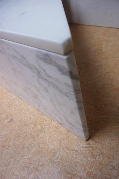 witte-marmeren-hoektafel-hoek-salontafel-vintage-white-marble-cornertable-triangle-coffee-table-Carrara-02