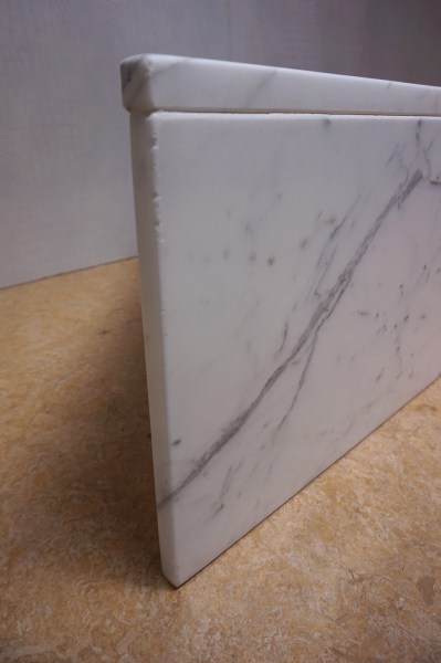 witte-marmeren-hoektafel-hoek-salontafel-vintage-white-marble-cornertable-triangle-coffee-table-Carrara-03