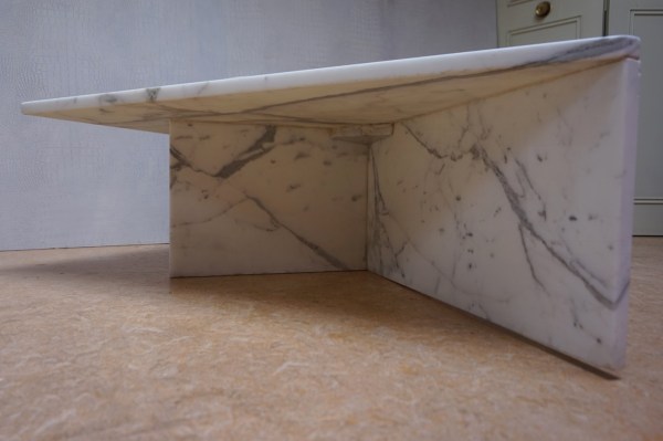 witte-marmeren-hoektafel-hoek-salontafel-vintage-white-marble-cornertable-triangle-coffee-table-Carrara-05