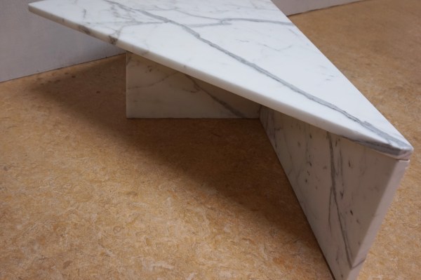 witte-marmeren-hoektafel-hoek-salontafel-vintage-white-marble-cornertable-triangle-coffee-table-Carrara-11