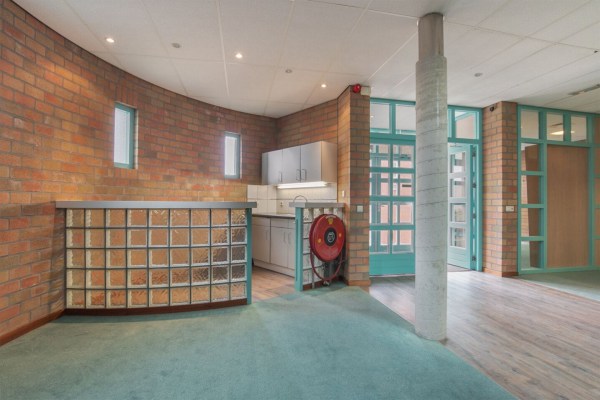 woning-memphis-stijl-interieur-stylist-koop-huis-architectuur-design-atelier-galerie-expositie-ruimte-pop-art-2