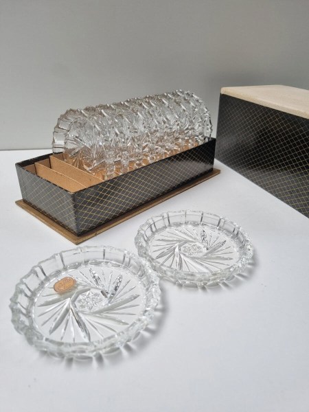 체코슬로바키아제 보헤미아 글라스(Bohemia Glass) 빈티지 크리스탈 컵받침의 클로즈업 사진. 중앙의 별 모양 정밀 컷팅 기하학 패턴과 독점 정품 금박 수출용 스티커가 선명하게 보이는 모습.