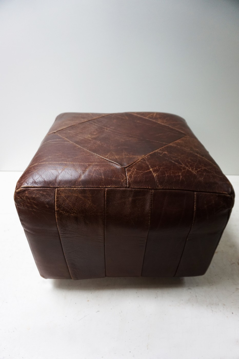 retro-vintage-poef-hocker-zithocker-patchwork-bruin-leren-ottoman-stool-jaren-60-70
