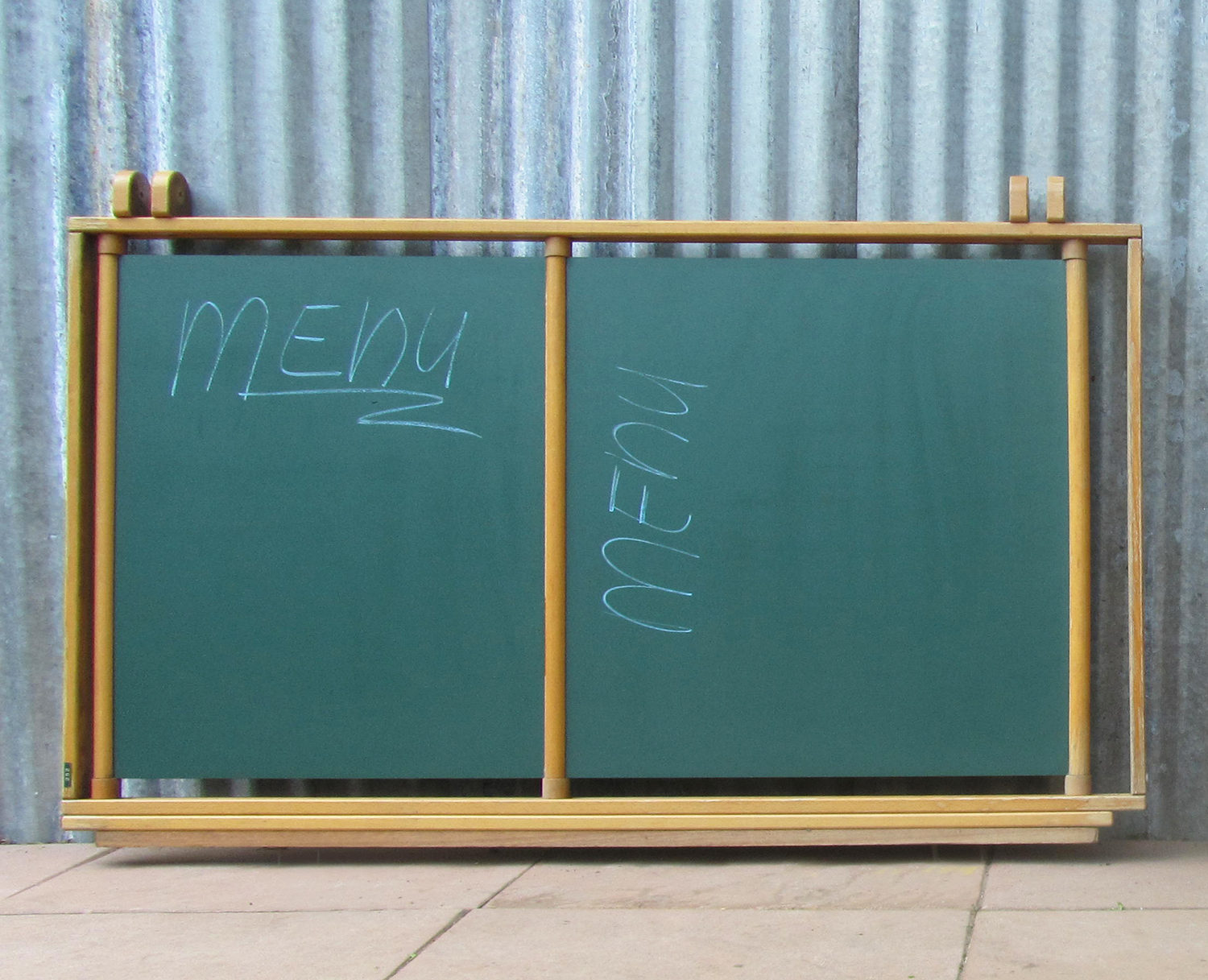 Doorzichtig Passend een Oude vintage schoolbord en spiegel achterwand voor bar, café, restaurant,  eethuis, school