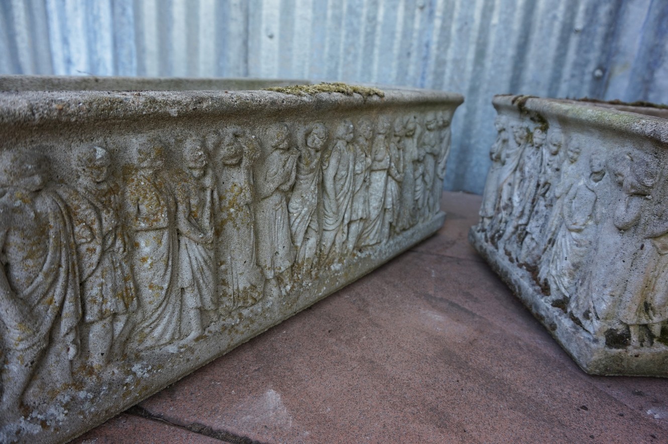 Kleren Massage Speciaal Oude vintage cementen plantenbakken, klassiek design met Grieks Romeinse  voorstelling